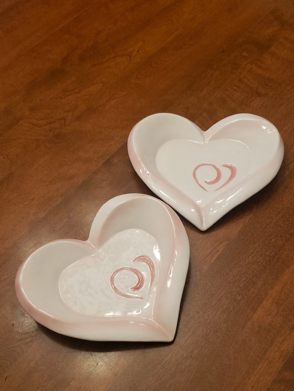 Set of 2 Heart-Shaped Ceramic Dishes - Pink & White
